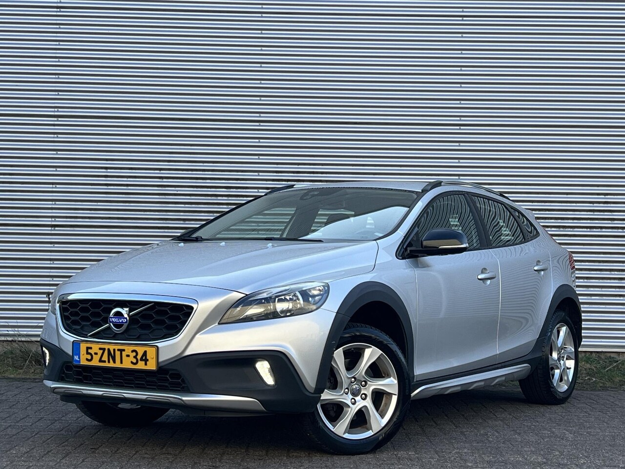 Volvo V40 Cross Country - 1.6 T4 Momentum 180 PK Automaat / 104.200 KM! / Navi / Trekhaak / 2015 - AutoWereld.nl