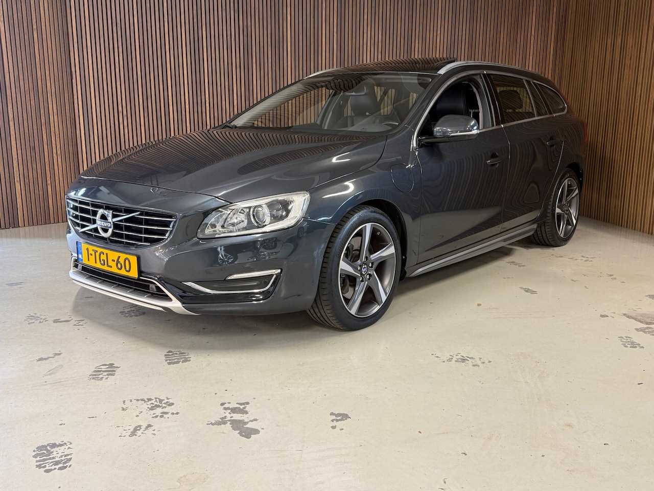 Volvo V60 - 2.4 D6 AWD Plug-In Hybrid Summum - Open dak - Camera - AutoWereld.nl