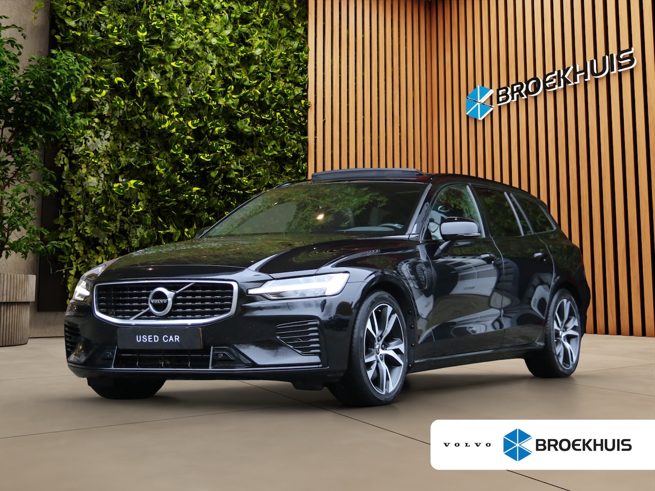 Volvo V60 - 2.0 T8 Twin Engine AWD R-Design | Panoramadak | Harman/Kardon | Camera | 18" Velgen - AutoWereld.nl