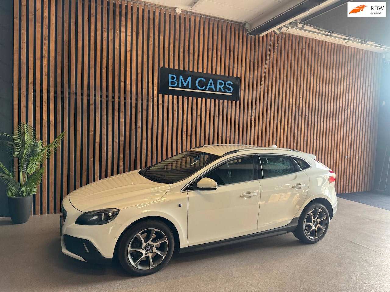 Volvo V40 Cross Country - 1.5 T3 Ocean Race Automaat,Leer,Navi - AutoWereld.nl