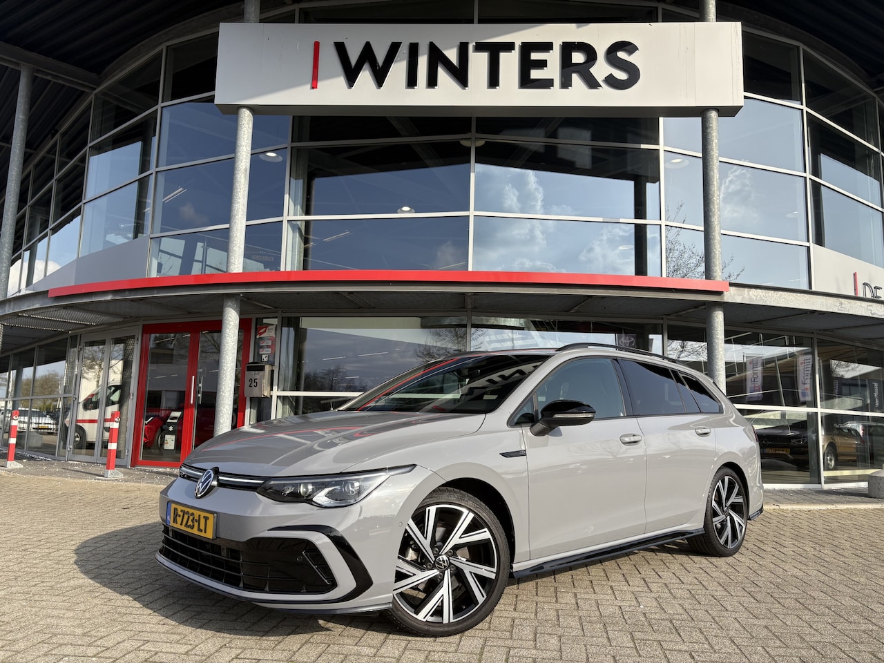 Volkswagen Golf Variant - 1.5 eTSI / 150 pk R-Line Business+ Automaat | 19" Lichtmetalen velgen | Navigatie | Stoelv - AutoWereld.nl