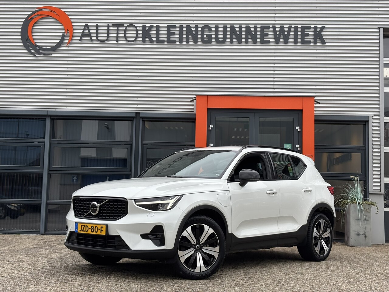 Volvo XC40 - 1.5 T4 Plug-in hybrid Core Bright / Navi / Elektrische Verstelbare Stoelen / Allseason Ban - AutoWereld.nl
