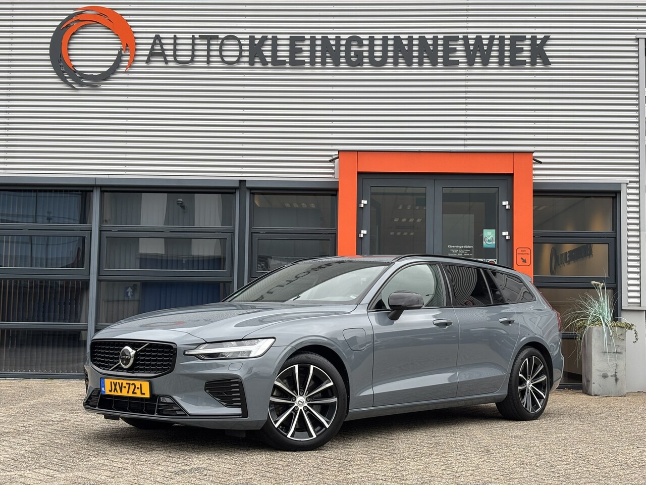 Volvo V60 - 2.0 T6 Plug-in hybrid AWD Ultimate Bright / Trekhaak Elektrisch Wegklapbaar / Stoel & Stuu - AutoWereld.nl