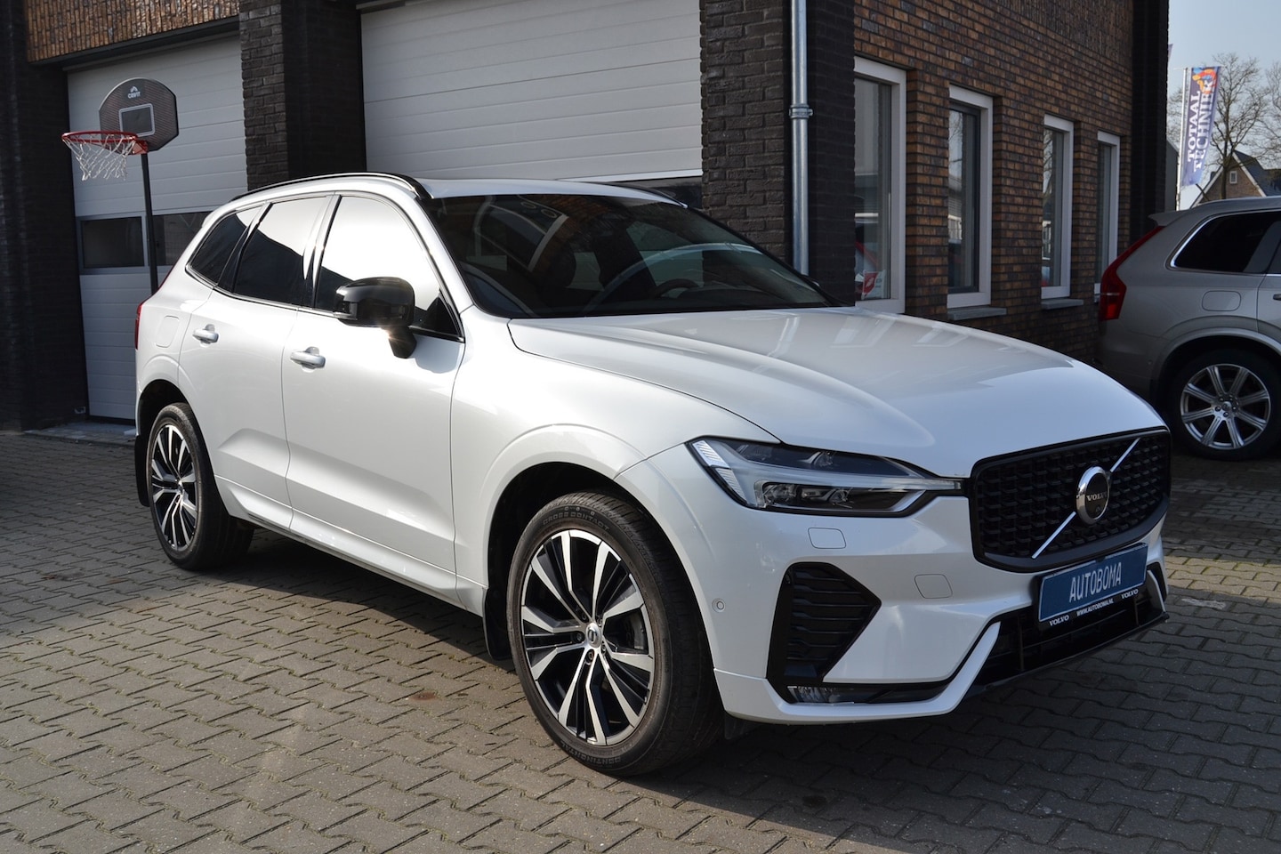 Volvo XC60 - B5 Plus Dark B5 Plus Dark, Panoramadak, 360 camera - AutoWereld.nl
