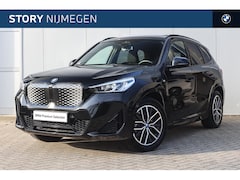 BMW iX1 - eDrive20 M Sport / Panoramadak / M Adaptief onderstel / Sportstoelen / Stoelverwarming / A