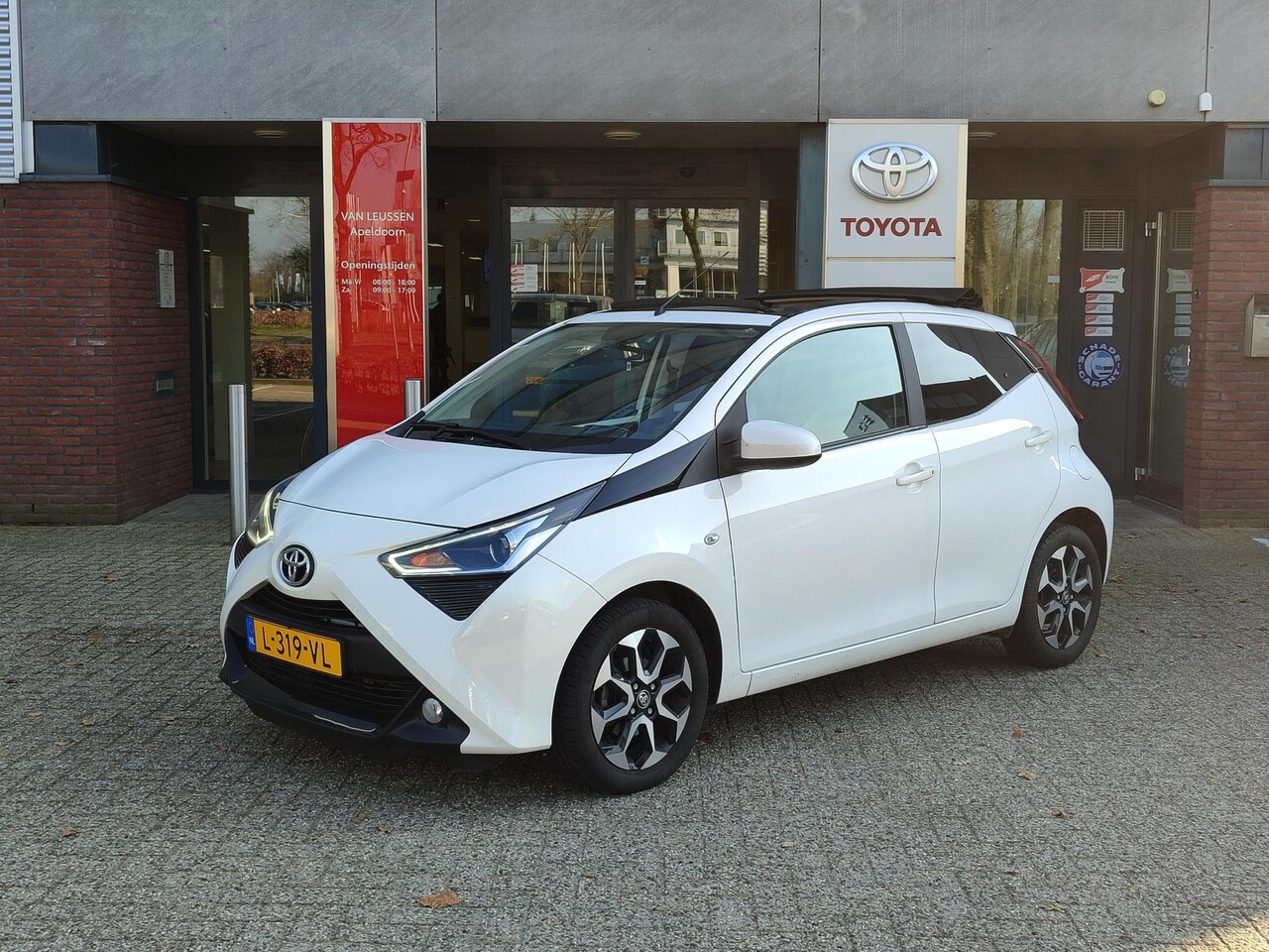 Toyota Aygo X - X-JOY CABRIO-DAK APPLE/ANDROID CLIMA LM-VELGEN CAMERA BLUETOOTH PRIVACY-GLASS LED NL-AUTO - AutoWereld.nl