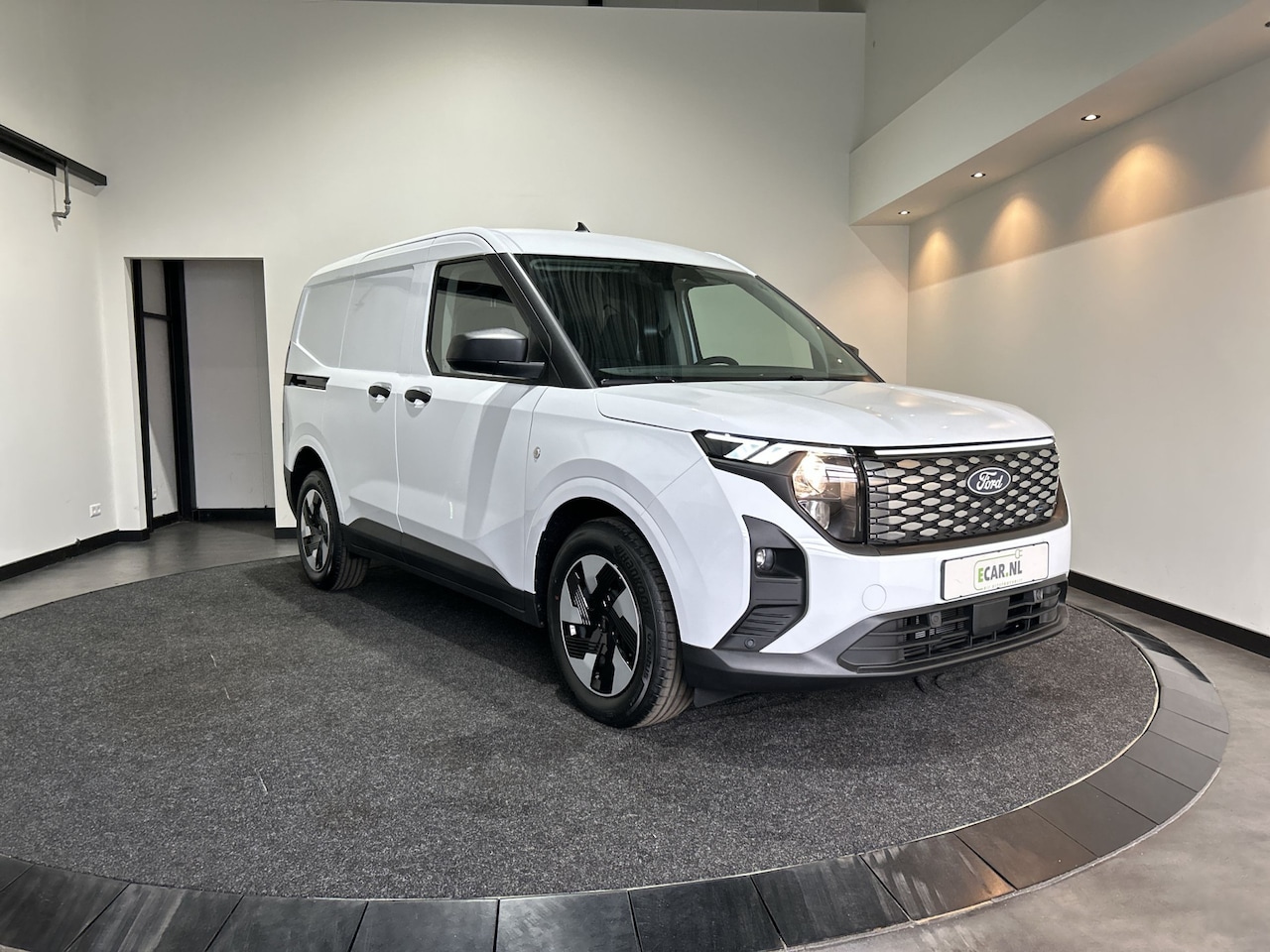 Ford Transit Courier - E-Transit Trend 54 kWh Zijschuifdeur, Apple carplay, airco - AutoWereld.nl