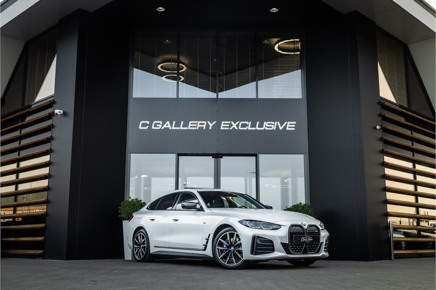 BMW i4 - M50 High Executive 84 kWh - M Sport | Panorama | Carbon | 360 Camera | Sportstoelen - AutoWereld.nl