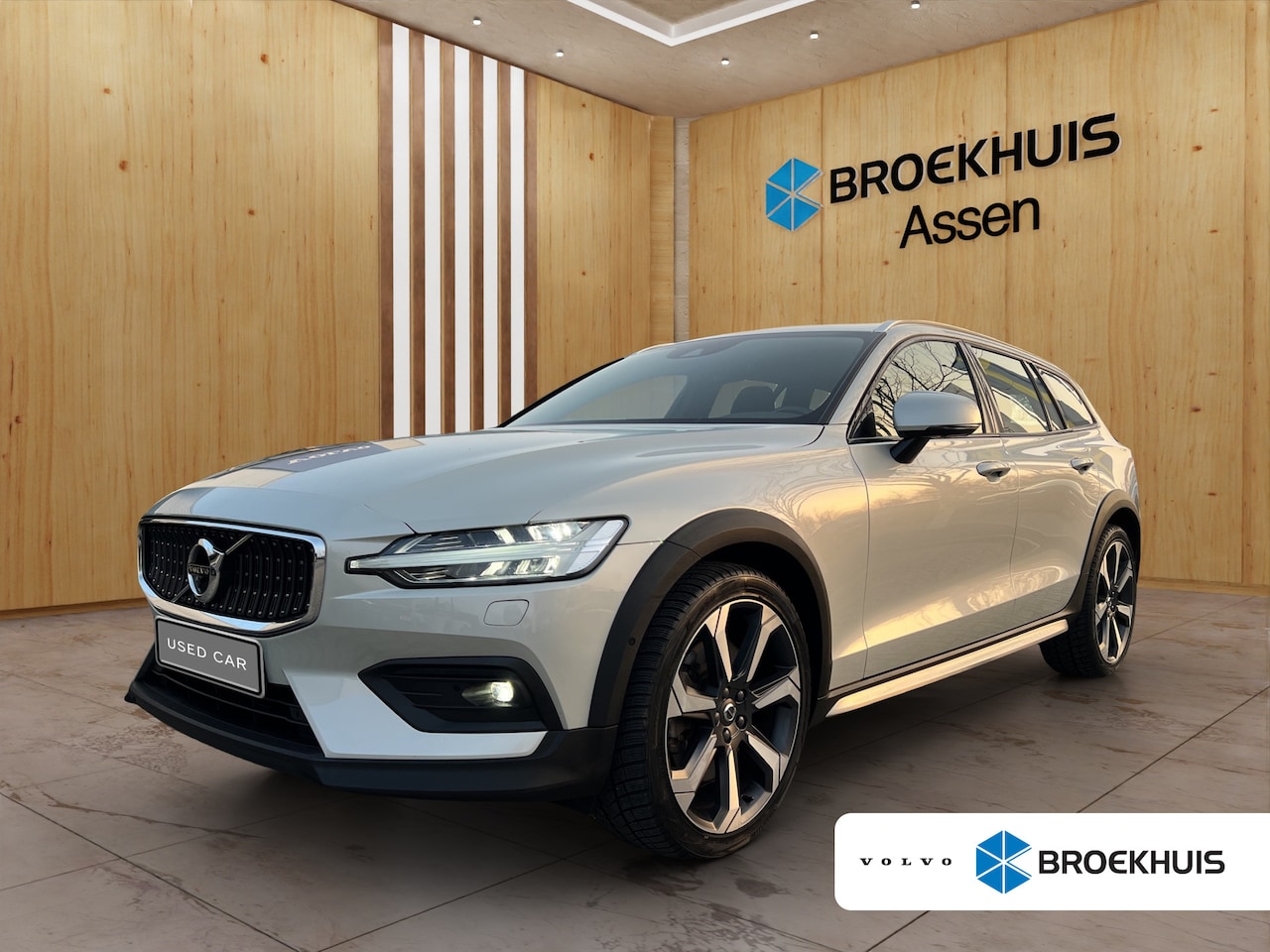 Volvo V60 Cross Country - 2.0 B5 AWD Plus | Panoramisch schuif/ kanteldak | Harmen & Kardon | Trekhaak wegklapbaar | - AutoWereld.nl