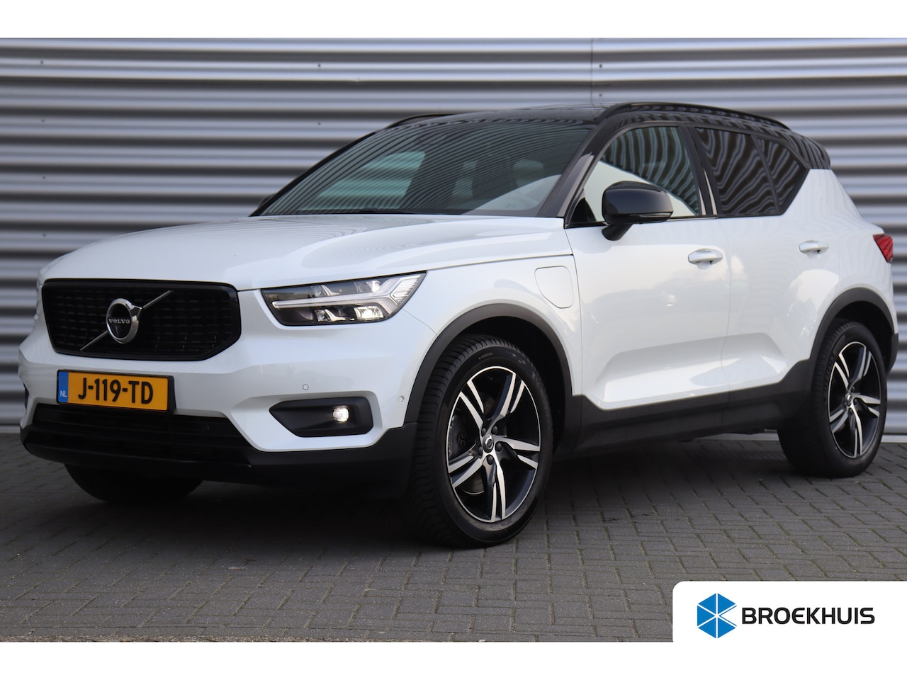 Volvo XC40 - 1.5 T5 RECHARGE 263PK R-DESIGN AUTOMAAT / NAVI / LEDER / CLIMA / FULL-LED / 19" LMV / PARE - AutoWereld.nl