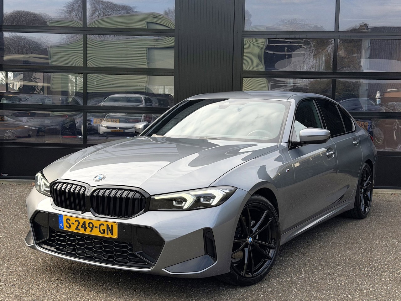 BMW 3-serie - 320i M-Sport Shadowline Harman Kardon LCI - AutoWereld.nl