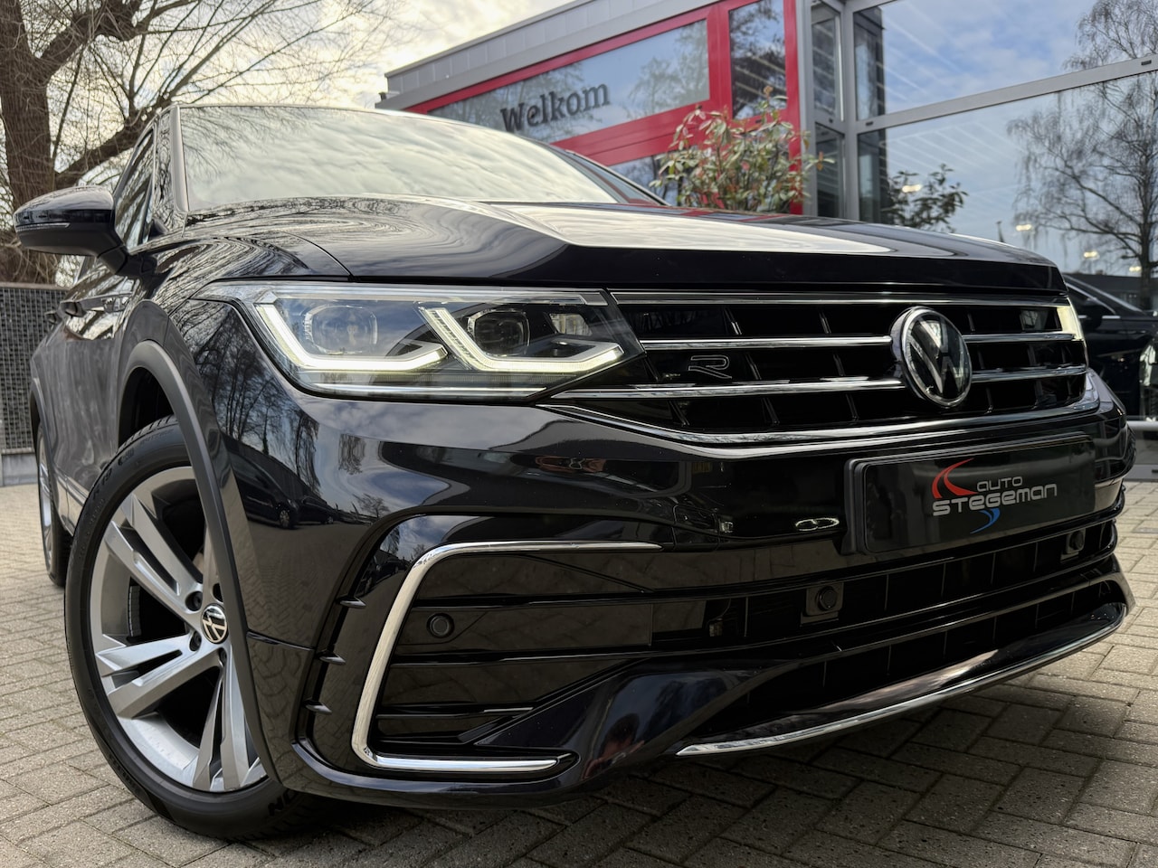 Volkswagen Tiguan - 1.5 TSI *!* 2x R-LINE *!* VIRTUAL/ RADAR/ IQ LED/ CARPLAY/ 19 INCH *!* - AutoWereld.nl