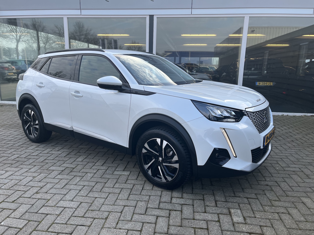 Peugeot e-2008 - EV Allure Pack 50 kWh LMV / Stoelverwarming / Led / Clima / camera - AutoWereld.nl