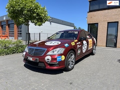 Mercedes-Benz S-klasse - S 63 AMG Rote Sau Livery* Youngtimer Facelift 525pk 6.2L Adaptive Cruise HarmanKardon Stoe