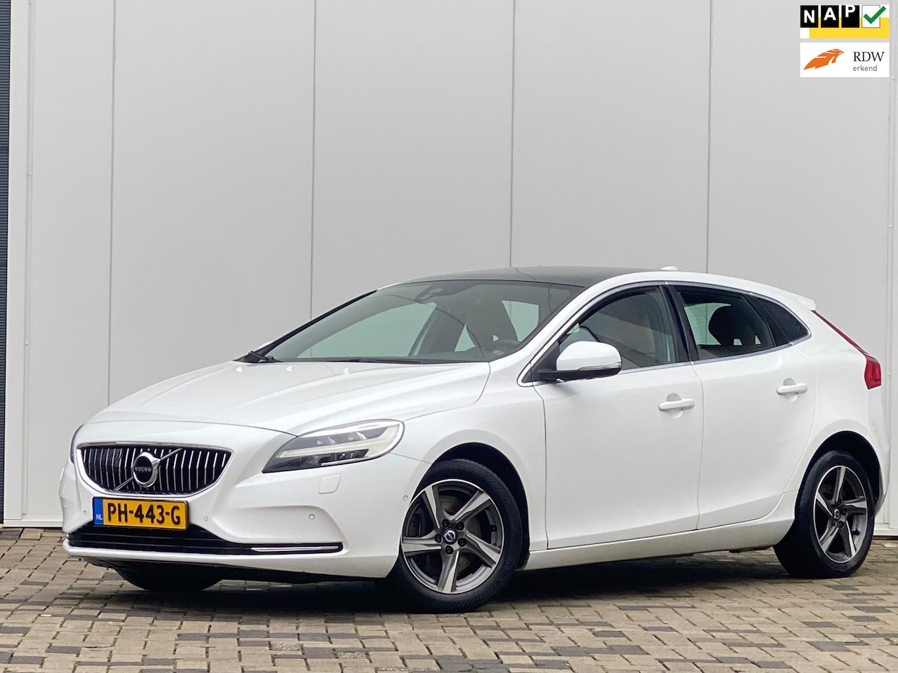Volvo V40 - 2.0 D2 Nordic+ Automaat Navi Leer Panorama - AutoWereld.nl