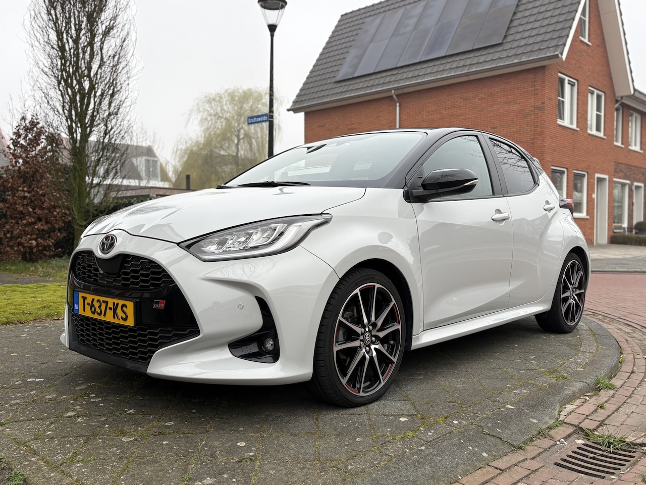 Toyota Yaris - 1.5 Hybrid GR Sport | Premium Pack | Panoramadak | HUD | Stuurverwarming - AutoWereld.nl