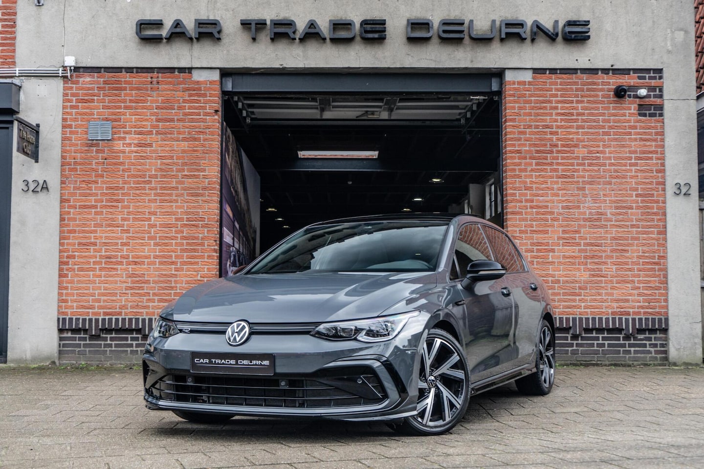 Volkswagen Golf - 1.5 eTSI R-Line Pano / Camera / Keyless - AutoWereld.nl