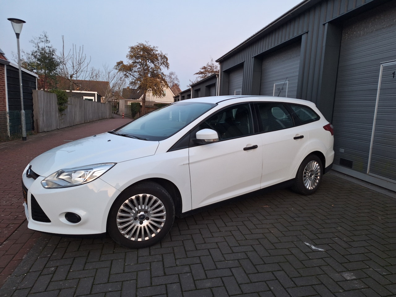 Ford Focus Wagon - 1.0 EcoBoost Trend Met trekhaak - AutoWereld.nl