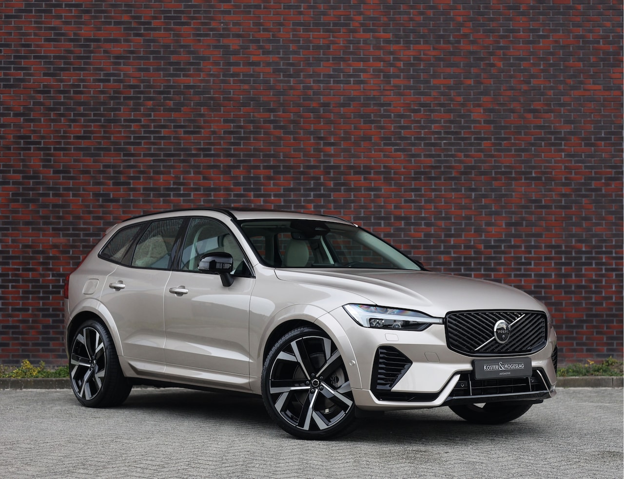 Volvo XC60 - T8 AWD Ultra Dark | Direct rijden! - Trekhaak - Pano - AutoWereld.nl