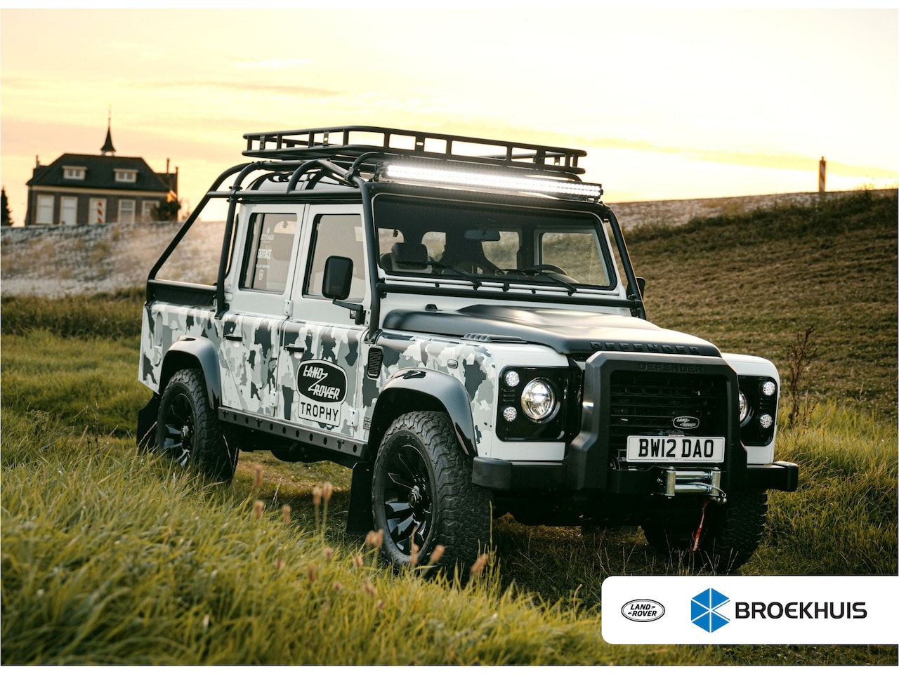 Land Rover Defender 110 - Crew Cab TROPHY 2 Works V8 | 1 of 4 LHD Defender Trophy 2 Crew Cab | WARN | - AutoWereld.nl