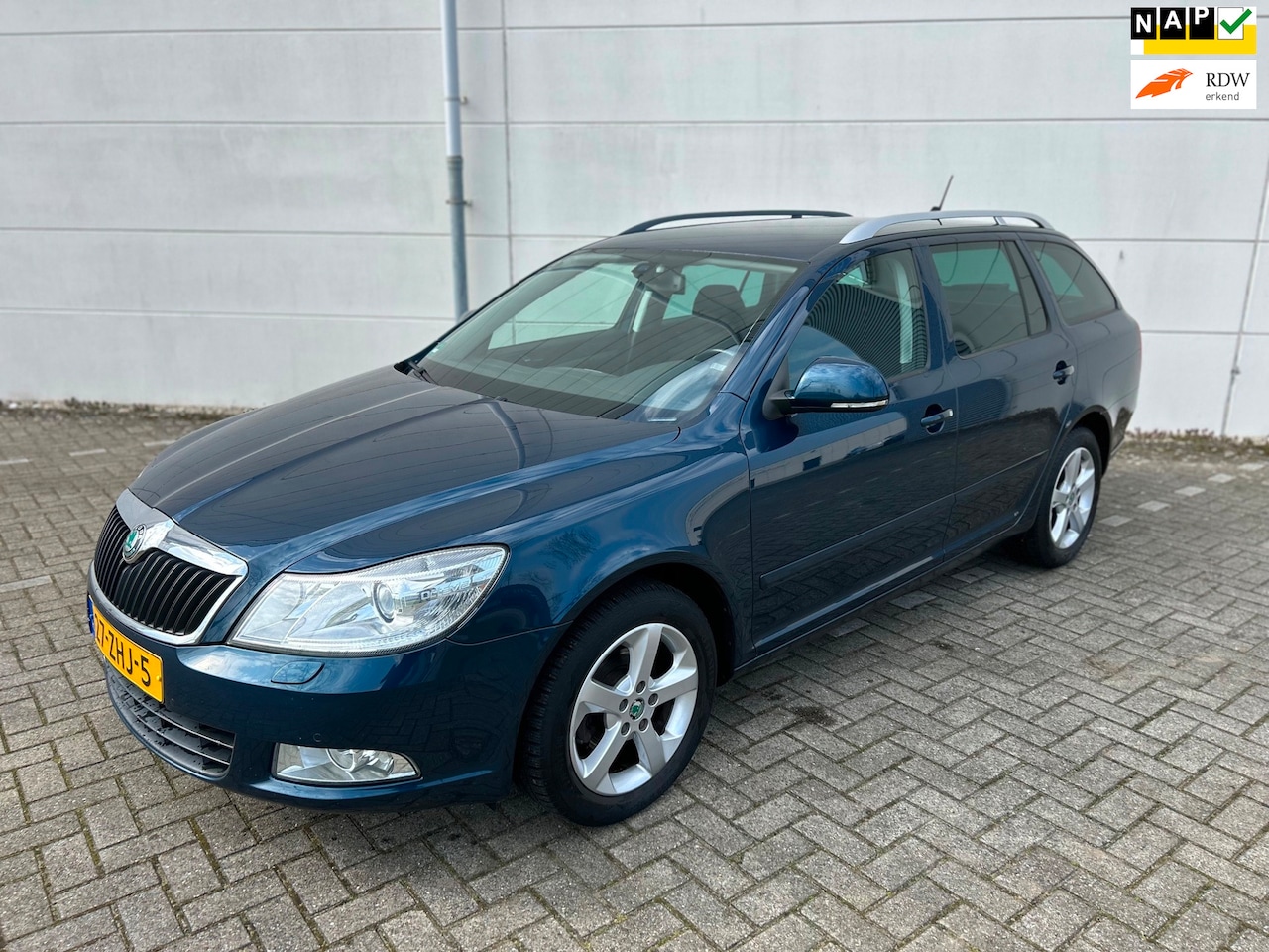 Skoda Octavia Combi - 1.4 TSI Automaat Elegance Business Line Cruise Climat Stoelverwarming Navi Trekhaak - AutoWereld.nl