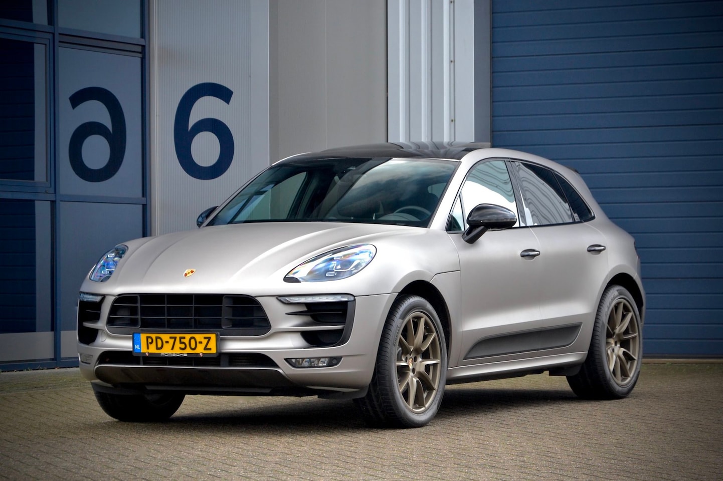 Porsche Macan - 2.0T / NL Auto / Pano / Sport Design / Luchtvering / Comf. Stoelen - AutoWereld.nl