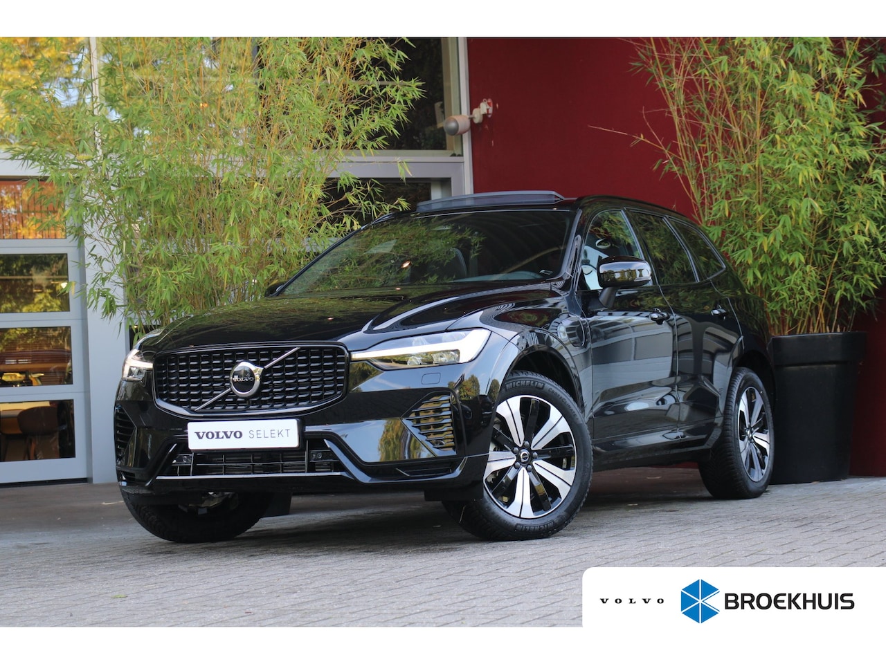 Volvo XC60 - 2.0 T6 Plug-in hybrid AWD Plus Dark | Trekhaak | Camera | Panoramadak | Pilot Assist | Mem - AutoWereld.nl