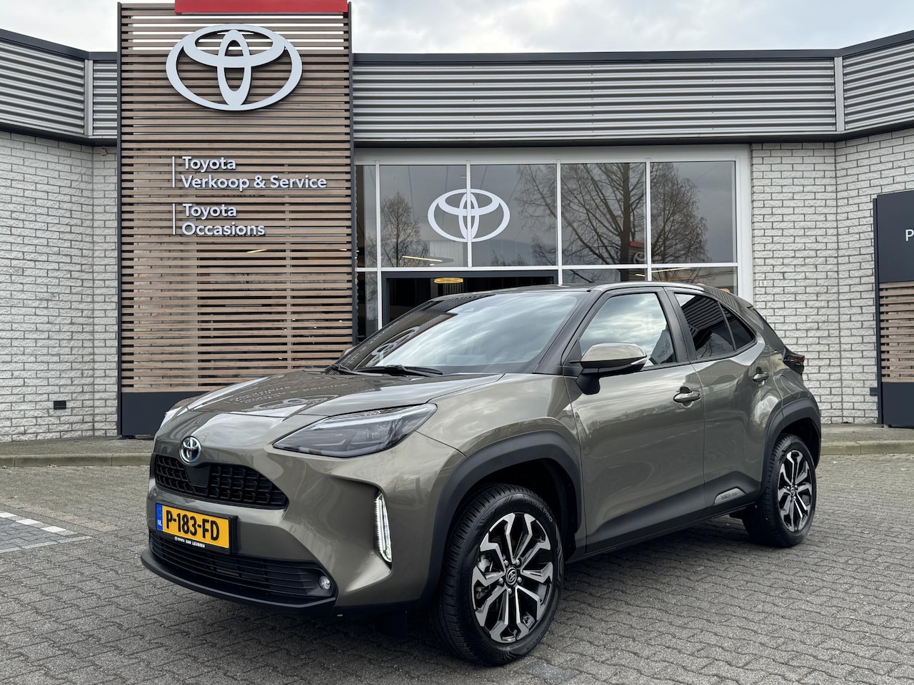 Toyota Yaris Cross - 1.5 Hybrid First Edition NL-AUTO 1E-EIG AFN-TREKHAAK ALL-SEASON APPLE/ANDROID LED KEYLESS - AutoWereld.nl