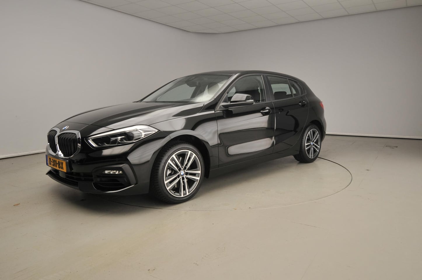 BMW 1-serie - 5-deurs 116i LED / PDC / Cruise / Climate / Sportstuur / Alu wielen 17 inch - AutoWereld.nl