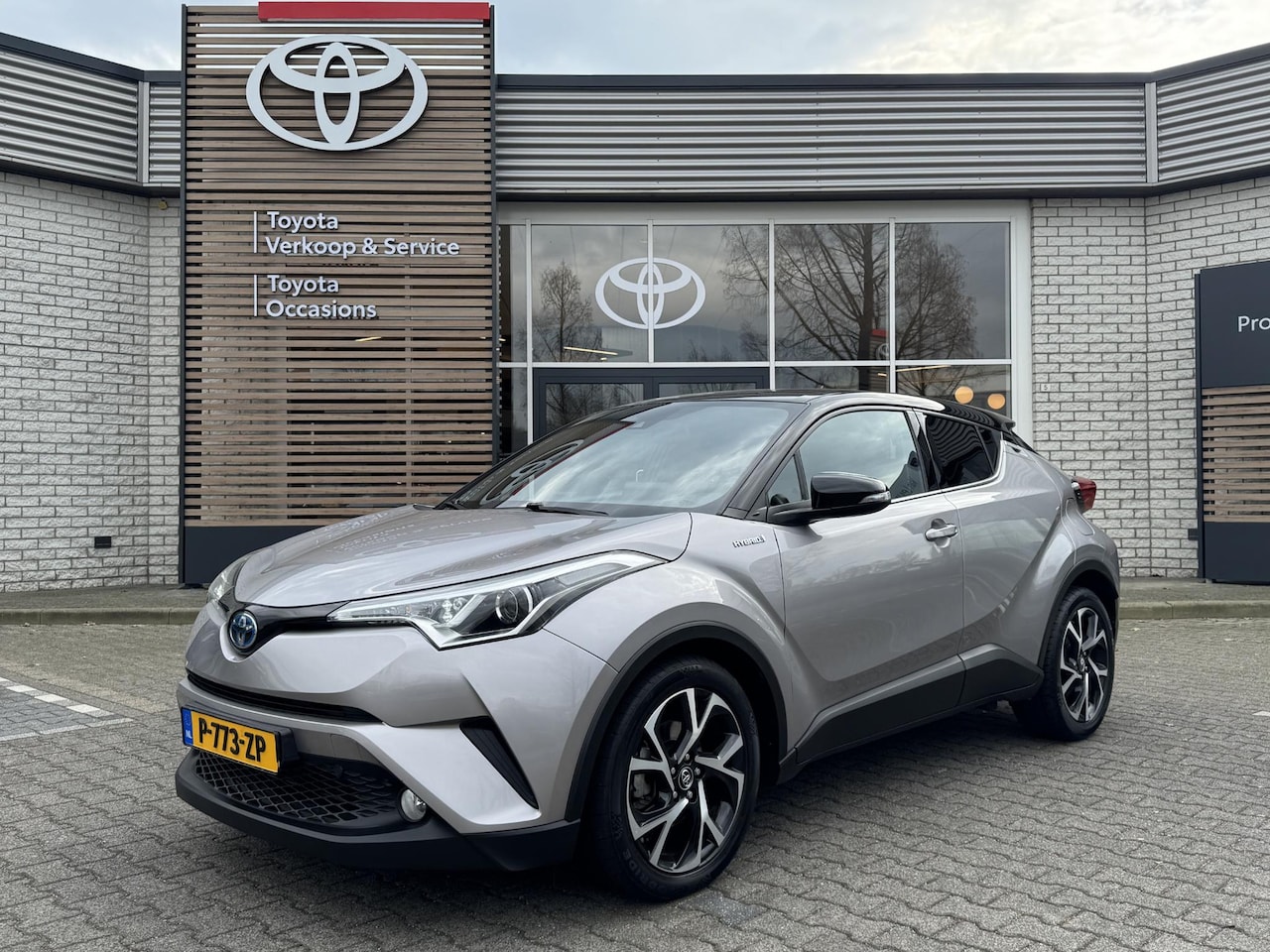 Toyota C-HR - 1.8 HYBRID BI-TONE STOELVERW KEYLESS CLIMA AD-CRUISE BLUETOOTH 18" LM-VELGEN - AutoWereld.nl