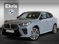 BMW iX2 - eDrive20 | M Sport | Leder | Stoelverwarming | Camera | Parkeersensoren Voor en Achter | 2
