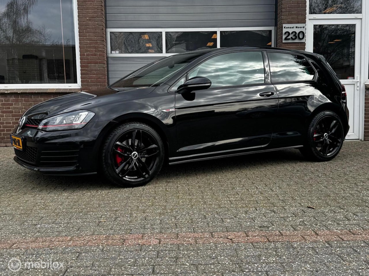 Volkswagen Golf - 2.0 GTI ECC-AIRCO/STOEL.VW/U-LED - AutoWereld.nl