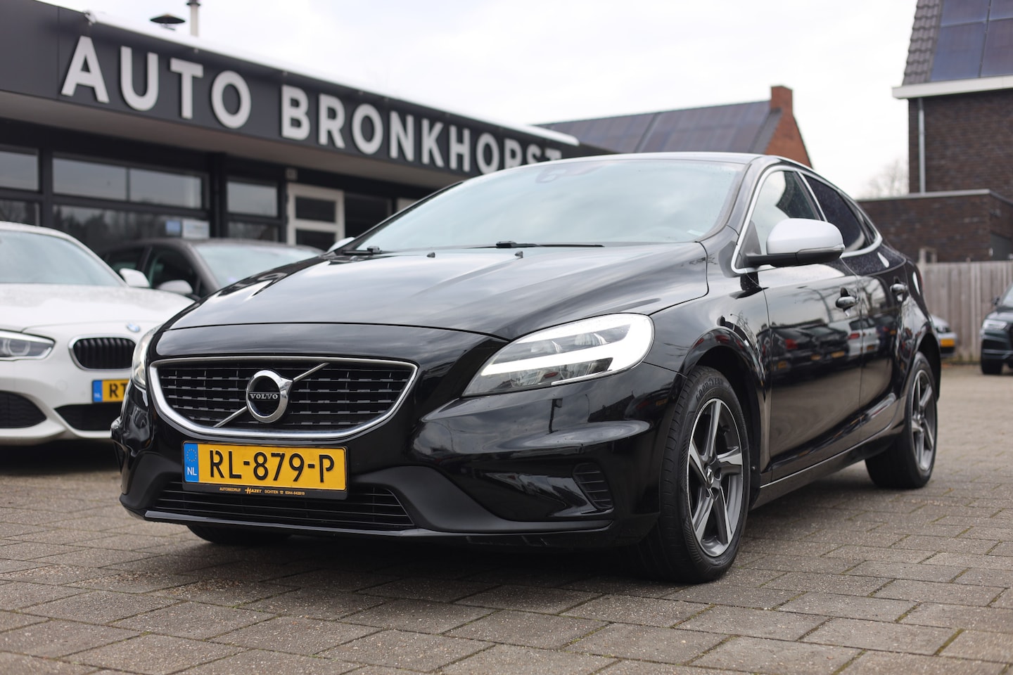 Volvo V40 - 2.0 D3 SPORT | R-DESIGN | AUTOMAAT | NAVI | TREKHAAK - AutoWereld.nl