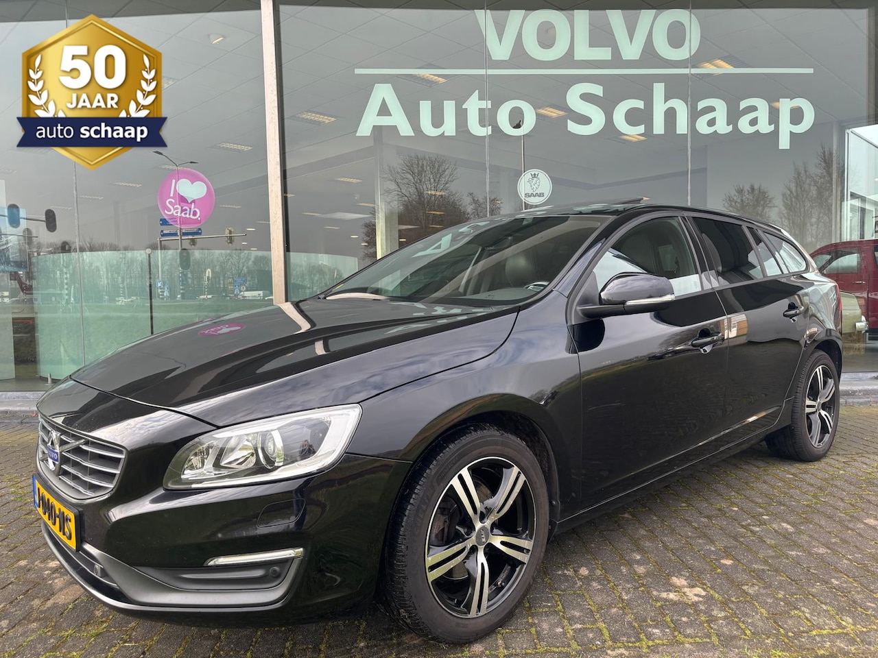 Volvo V60 - 2.0 D4 5-cilinder Momentum Automaat | Rijklaar incl garantie | Schuifdak Donker glas Xenon - AutoWereld.nl