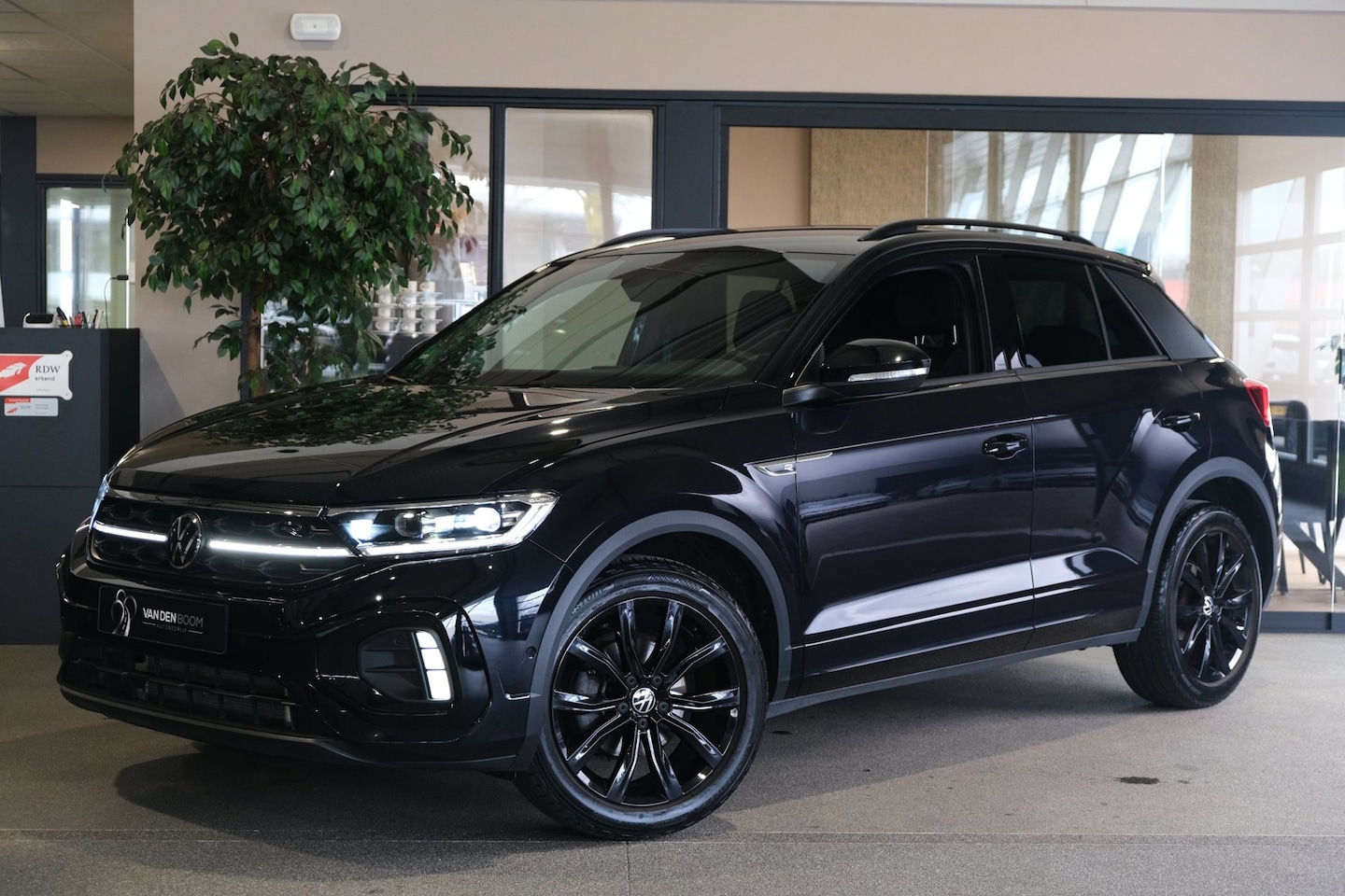 Volkswagen T-Roc - 1.5 TSI 2x R-Line DSG Facelift IQ Led Black Style ACC - AutoWereld.nl