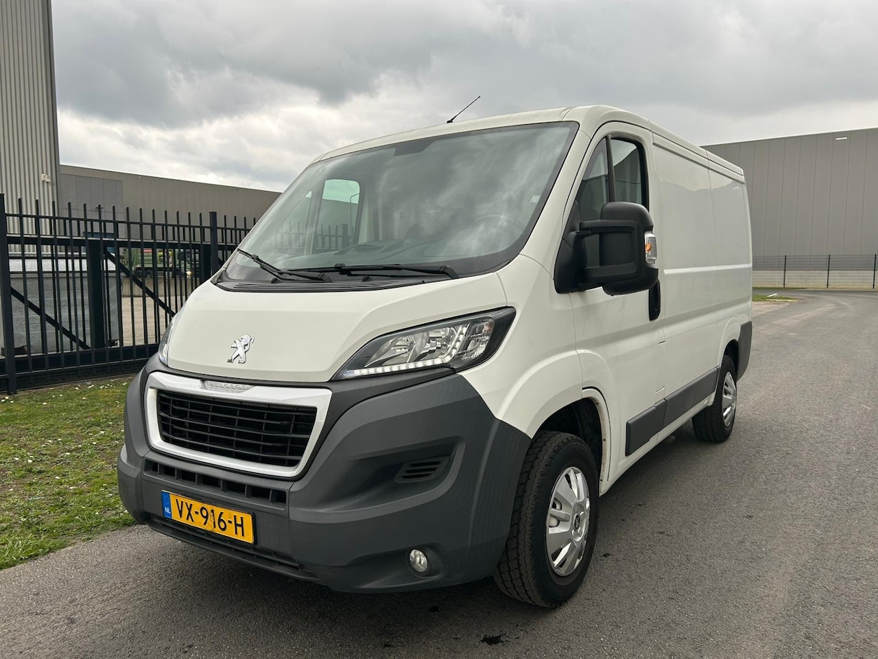 Peugeot Boxer - 330 2.2 HDI L1H1 Première - AutoWereld.nl