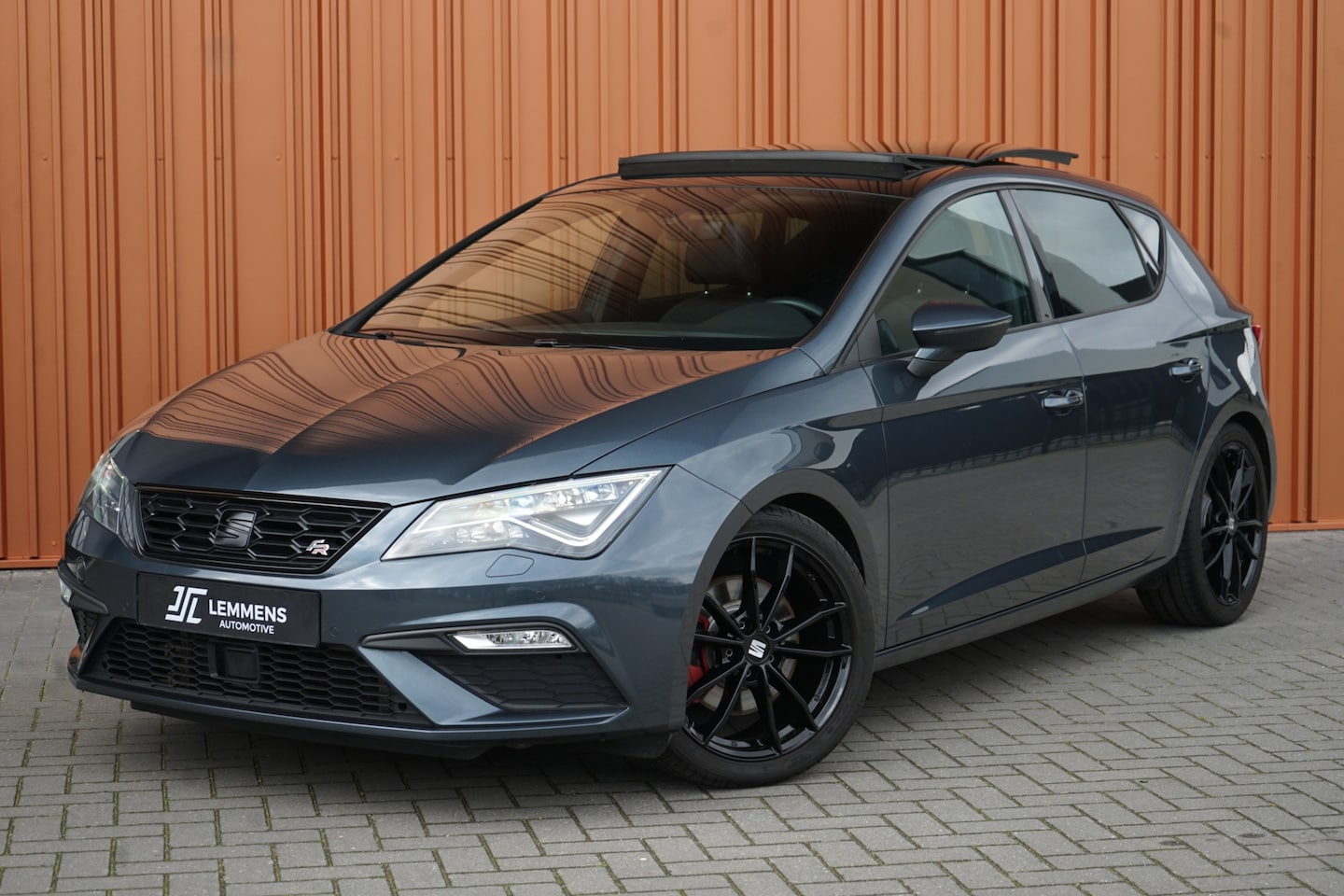 SEAT Leon - 2.0 TSI DSG 190PK Panodak Virtual Sfeerv. DAB Camera Keyless - AutoWereld.nl