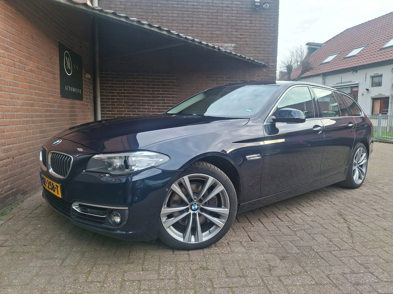 BMW 5-serie Touring - 528xi High Executive 245PK Trekhaak / Achteruitrij Camera / Cruise Controle / Stoelverarmi - AutoWereld.nl