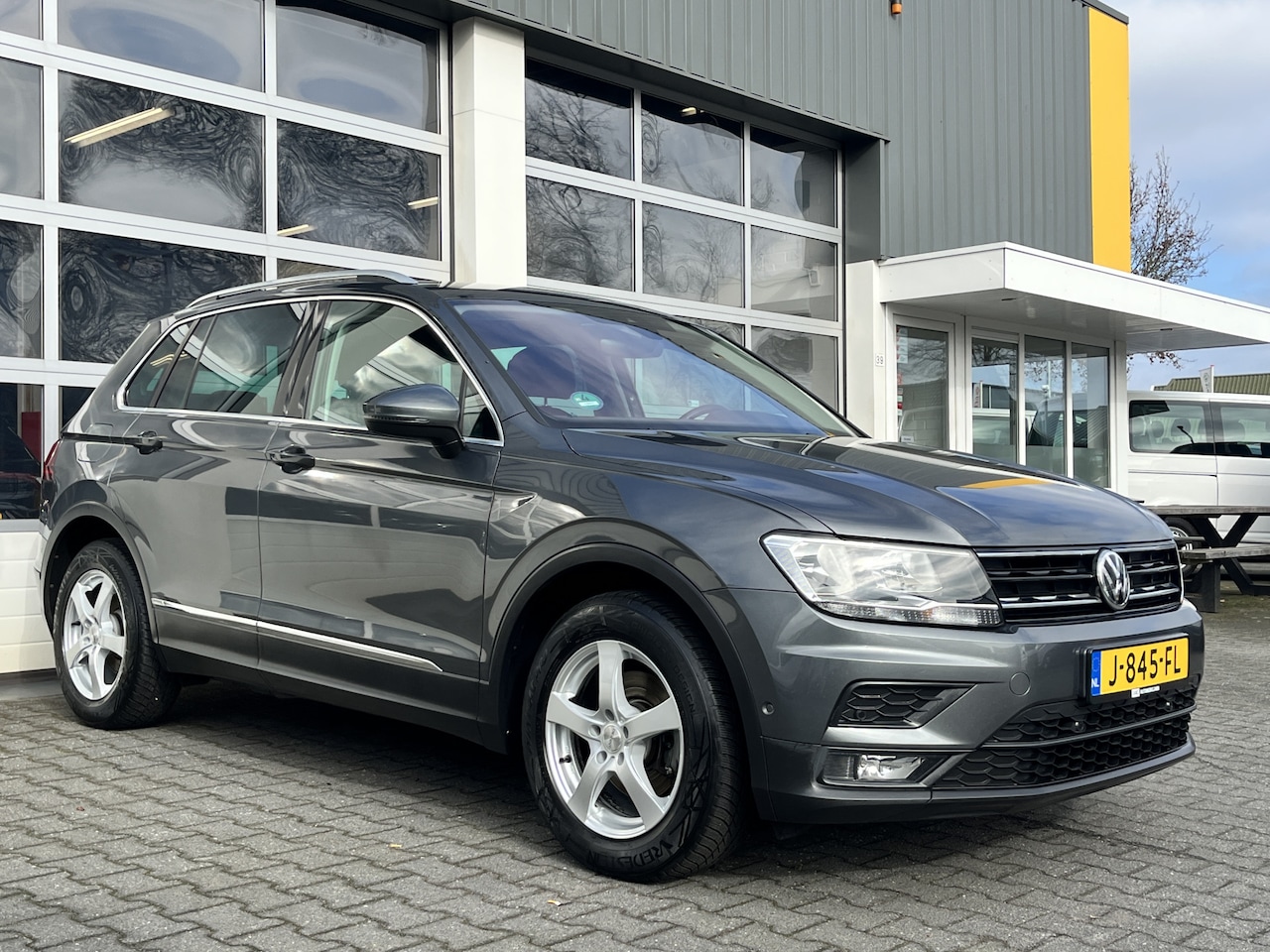 Volkswagen Tiguan - 1.5 TSI 130pk Comfortline Business Airco cruise controle Digitaal display Elektrische acht - AutoWereld.nl