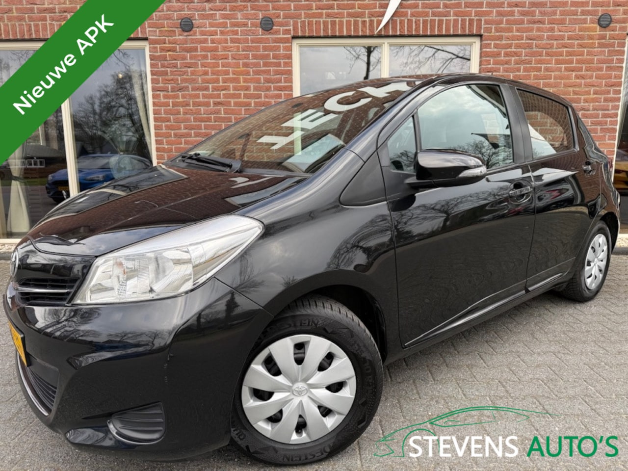 Toyota Yaris - 1.0 VVT-i Now NIEUWE APK / AIRCO / TREKHAAK - AutoWereld.nl