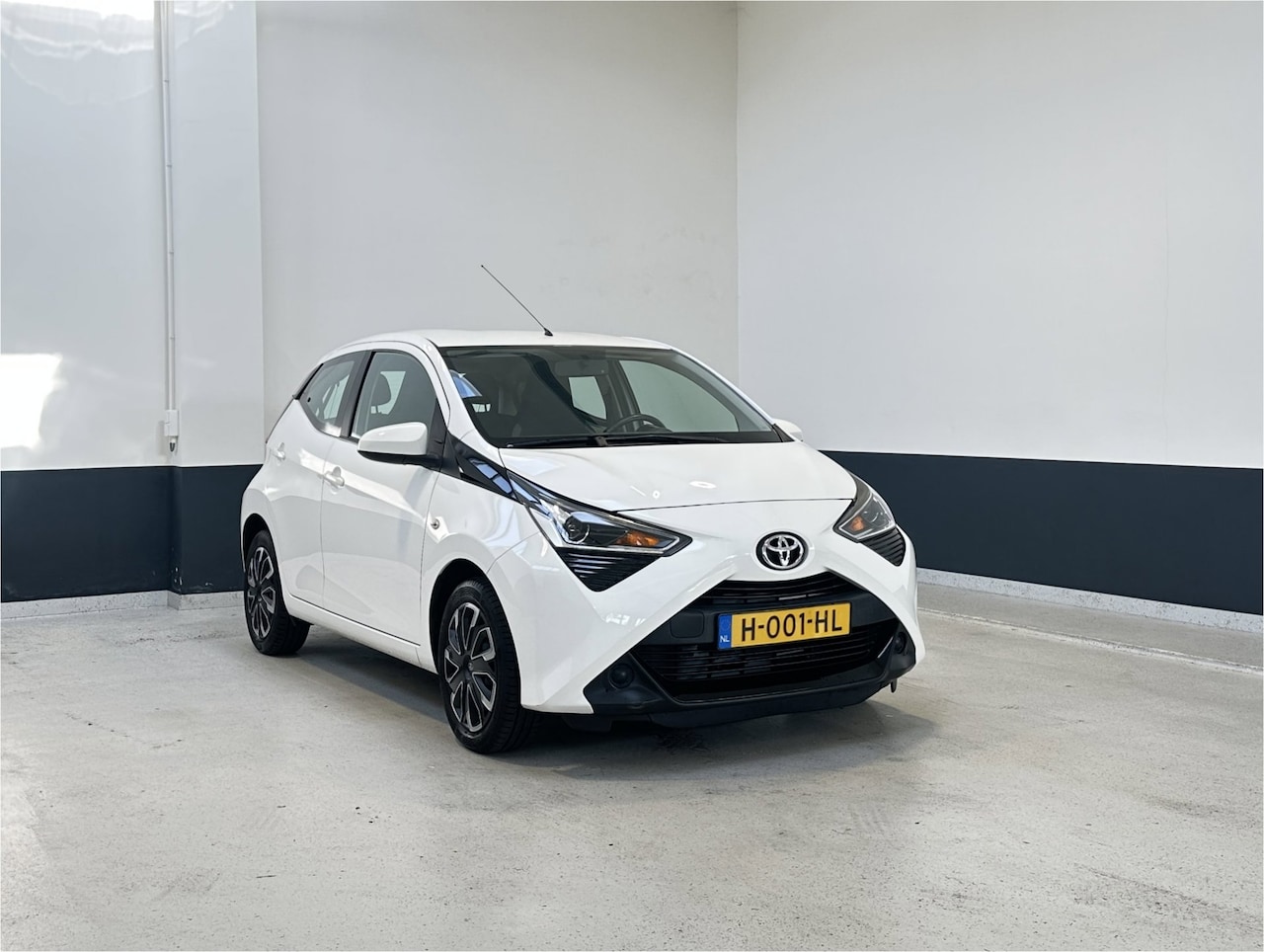 Toyota Aygo - 1.0 VVT-i x-play | NL | 2 Eig | Apple Carplay/ Android auto| Navigatie | Camera| - AutoWereld.nl