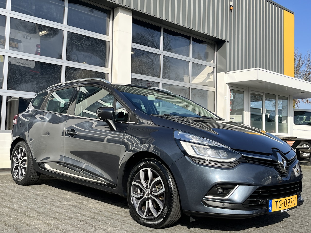 Renault Clio Estate - 0.9 TCe Intens Airco Cruise control Parkeersensoren voor en achter Telefoonverbinding Stuu - AutoWereld.nl