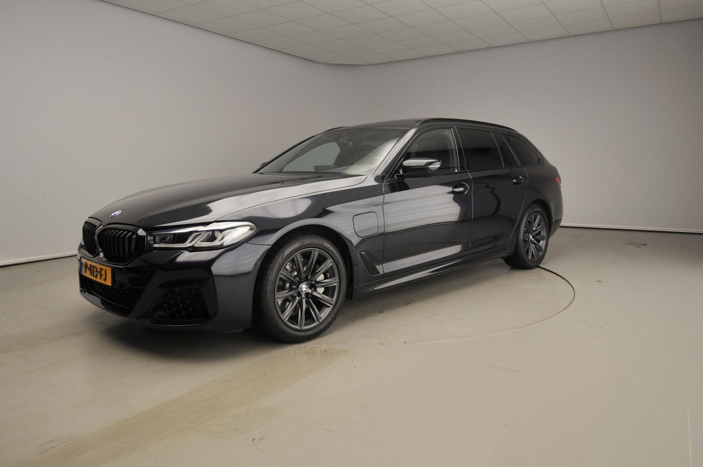 BMW 5-serie Touring - 530e xDrive | M-Sportpakket | Laserlicht | Leder | Navigatie | Trekhaak | Schuifdak | Comf - AutoWereld.nl