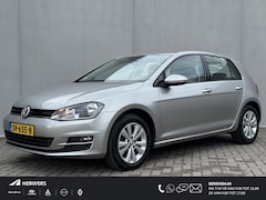 Volkswagen Golf - 1.2 TSI Connected Series / Navigatie / Parkeersensoren voor en achter / Trekhaak (trekgewi
