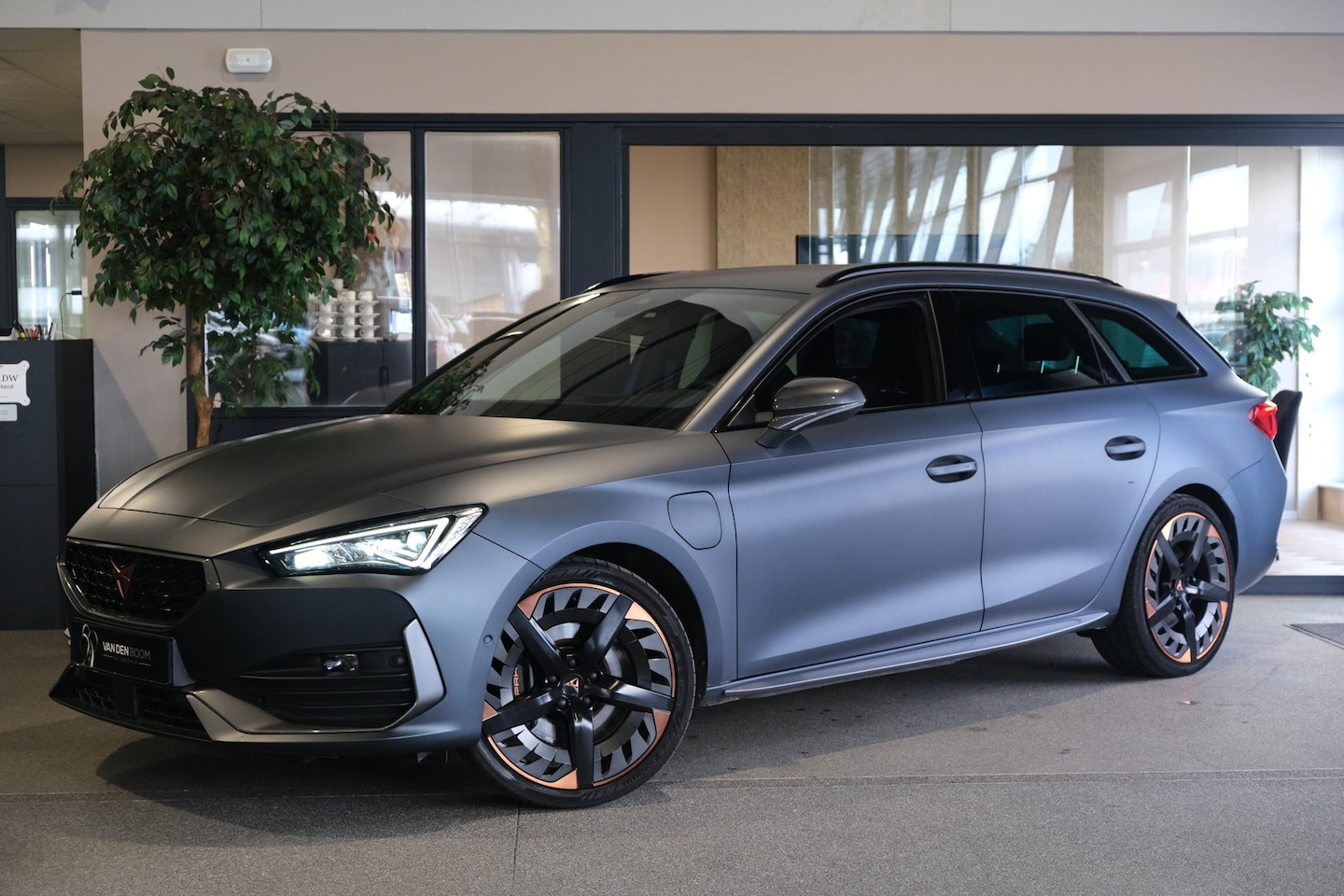 CUPRA Leon Sportstourer - 1.4 e-Hybrid VZ Copper 245PK MATTGRIJS Led Cam Trekhaak Navi Virtual - AutoWereld.nl