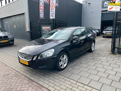 Volvo V60 - 1.6 T3 Kinetic 3e Eig Trekhaak Airco Navi PDC NAP APK