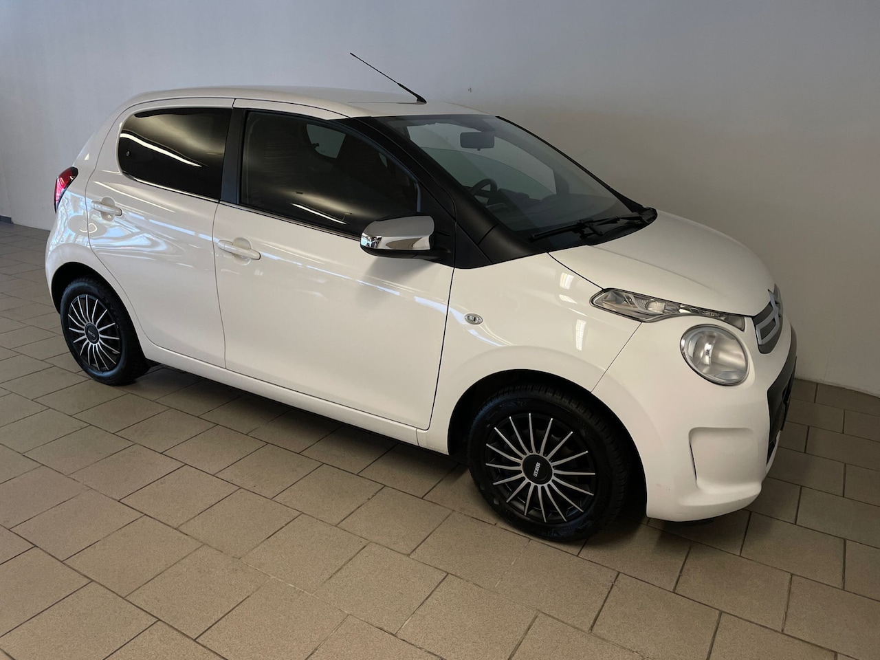 Citroën C1 - 1.0 e-VTi Selection AIRCO MULTI STUUR ELK RAMEN CENT VERG SPARCO WIELDOPSET PRIVACYGLAS CH - AutoWereld.nl