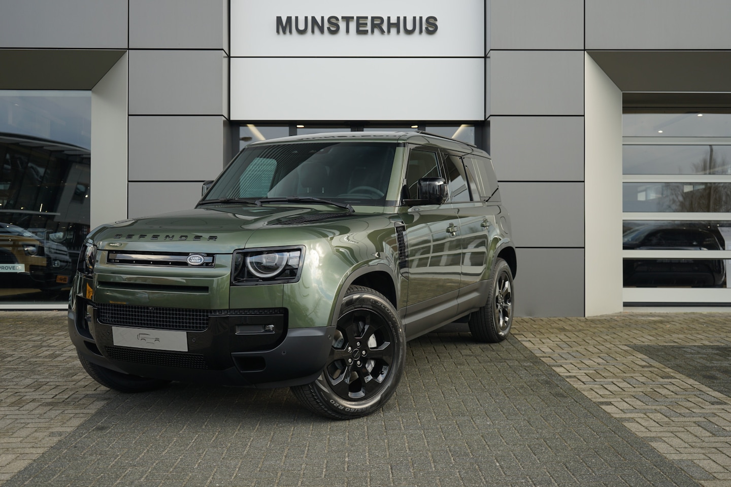 Land Rover Defender 110 - P300e 110 Forest Edition | Schuif/Kantel Dak | Driver Assist Pack | Cold Climate Pack | Af - AutoWereld.nl