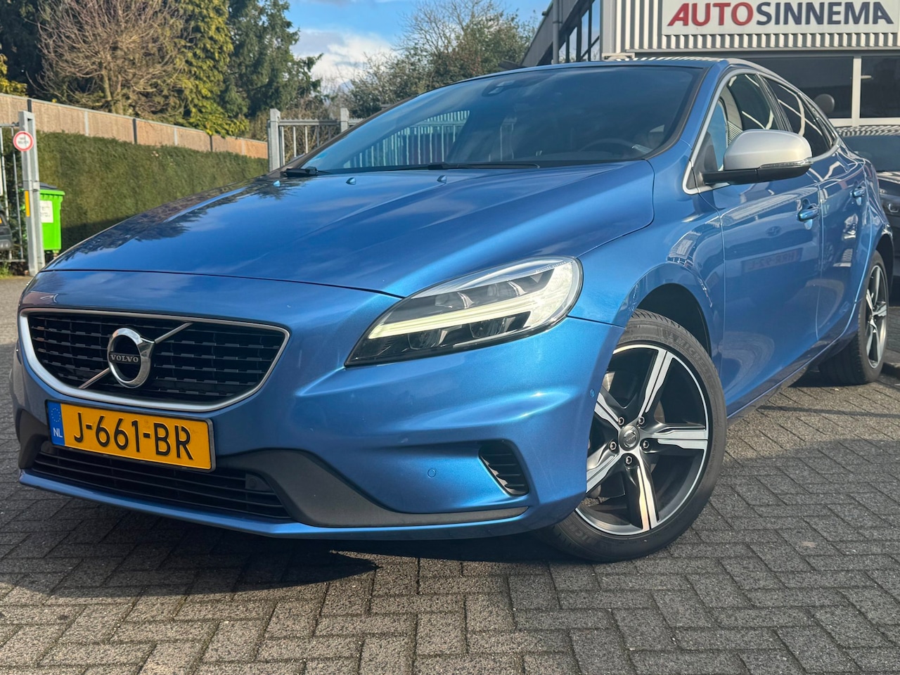 Volvo V40 - 1.5 T3 R-Design Edition | Stoelverwarming | Panoramadak | Parkeer assistent | - AutoWereld.nl