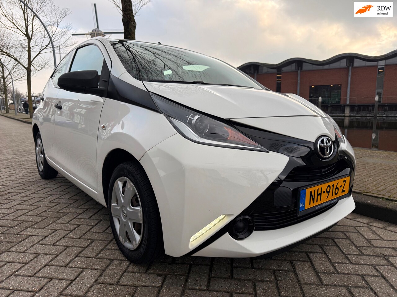 Toyota Aygo - 1.0 VVT-i x-now_NAVI_CARPLAY_AIRCO_NETTE AUTO - AutoWereld.nl